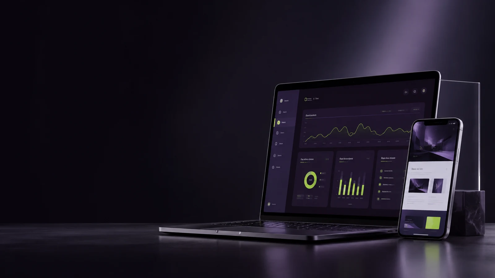 Notebook e smartphone mostrando interfaces digitais